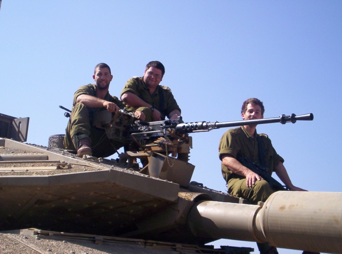На танке в Ливане (слева направо):  Манор, Филипп  и таль